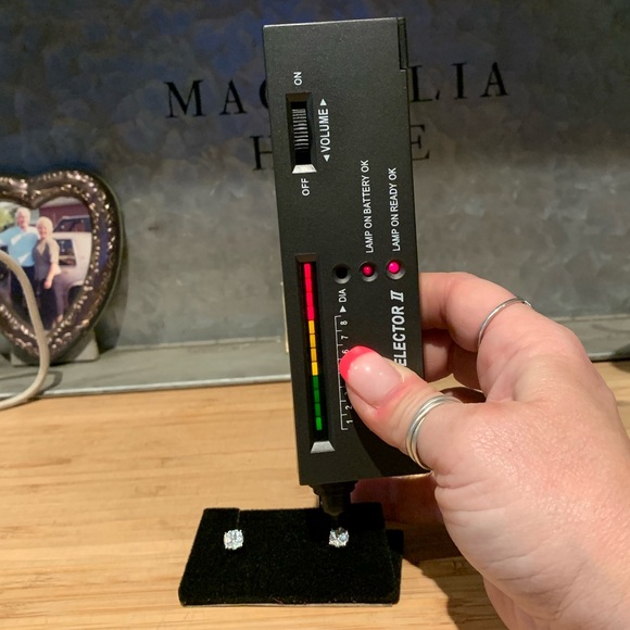 Beautiful multi-stone Moissanite stud earrings - Picture 3 of 4